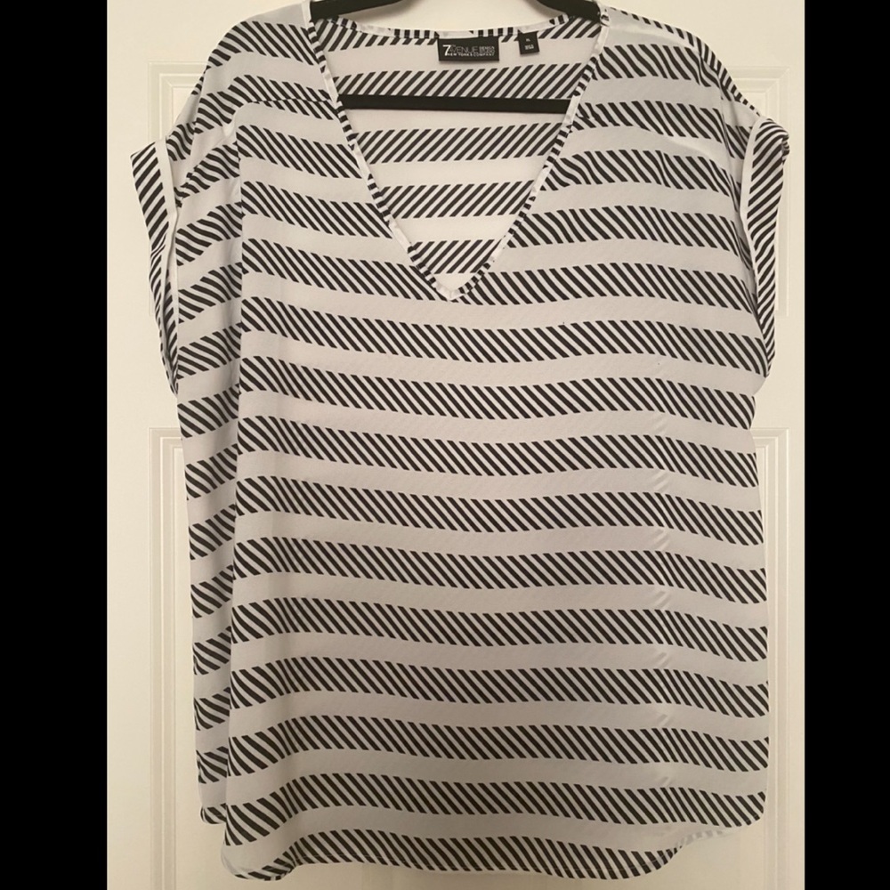 New York & Company XL black and white blouse; short sleeve; excellent condition